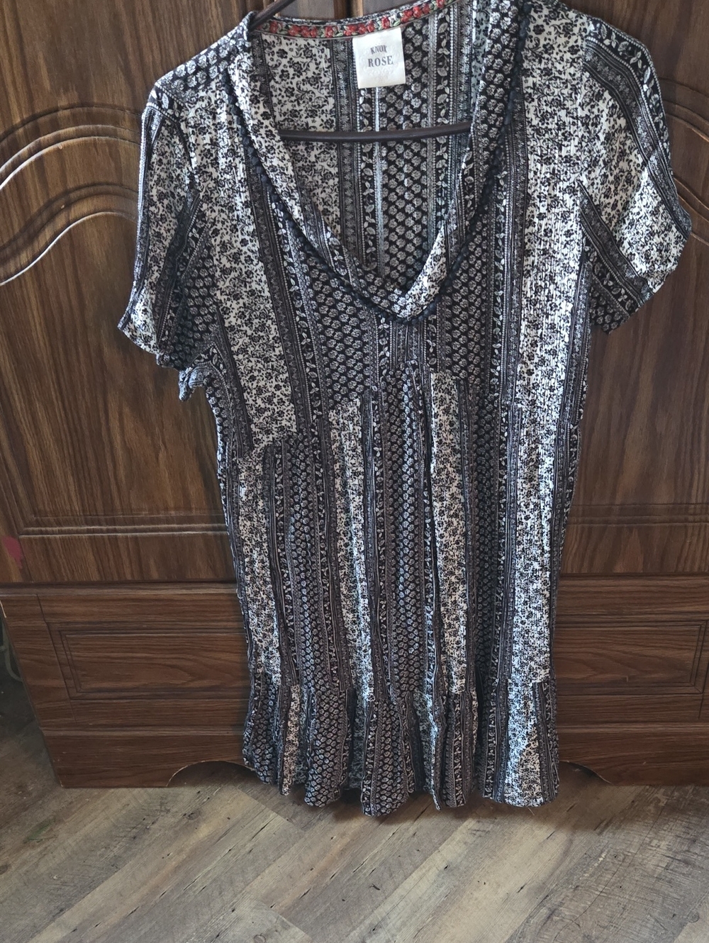 Black & White Patterned V-Neck Women’s Top